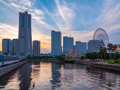 日本神奈川县横滨的城市景观。横滨是一个面向横滨港的地区。
