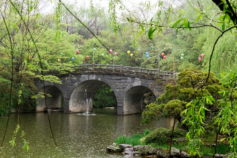 韩国庆州，下雨天，通往八宫寺的古桥，春天