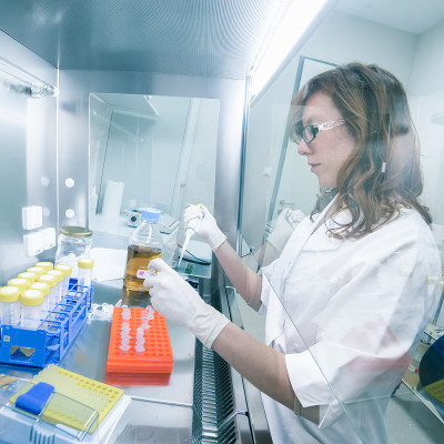 在实验室里研究的生命科学家。