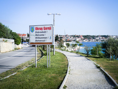 2011年，克罗地亚Okrug Gornji入口处的欢迎标志