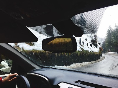 在山里开车