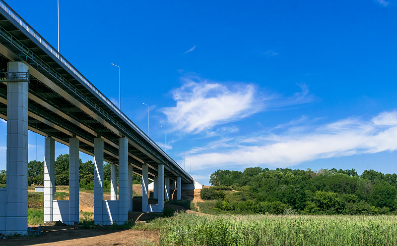 波尔塔瓦附近的新路口。乌克兰的道路建设