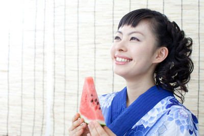 日本女人穿着浴衣拿着西瓜
