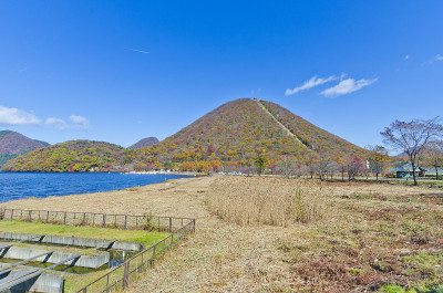 秋天的哈鲁纳湖和哈鲁纳山