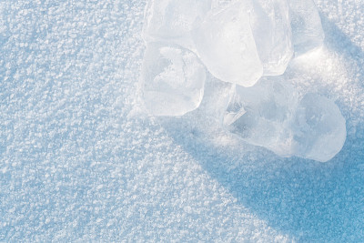 粗糙的结霜冰面。白雪覆盖的冰面上有冰块。冰冻的湖泊。