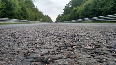 赛道上的沥青在测功机试验场上