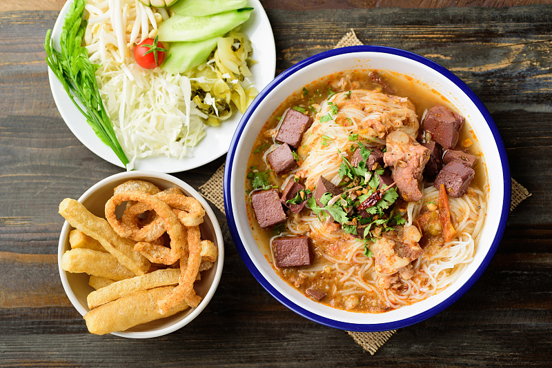 泰国北部食物，米粉猪肉和猪肉血辣汤