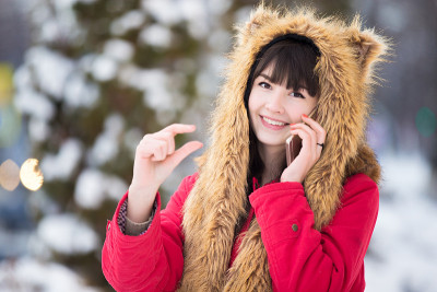 年轻女子用智能手机做少量手势
