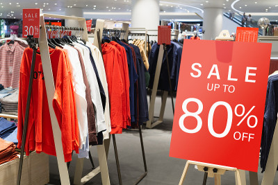 服装店的促销标签、广告牌、摊位模板，以及黑色星期五和假日季促销时的打折信息。销售横幅模板模型。购物中