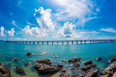 蓝天黑礁，城市，大海，跨海大桥