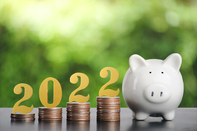 2022年新年省钱理财理念。一堆用于投资和银行的黄金木制号码2022。