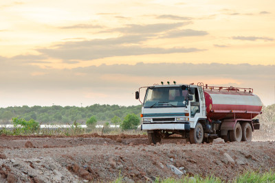 水车在为一个新的道路建筑工地喷水。