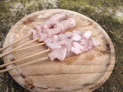 生鸡肉沙爹放在木盘上，复制空间