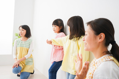 孩子们在幼儿园里玩耍