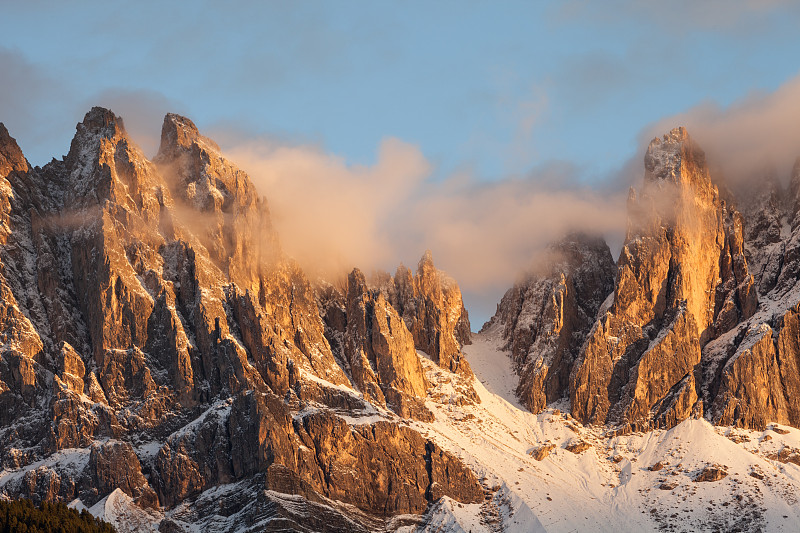 在Val di Funes, Dolomites在秋天风暴后日落的奥德尔山的观点