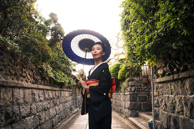 亚洲妇女与浴方行走在京都，日本