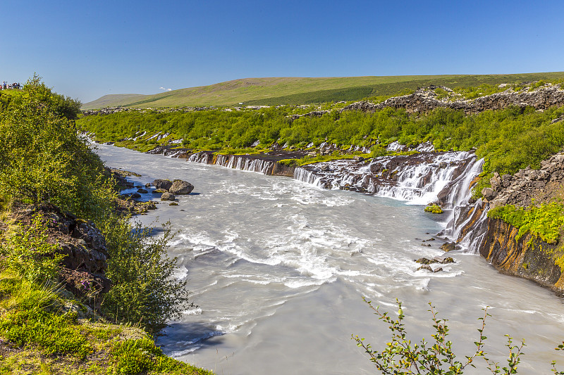 冰岛的Hraunfossar瀑布在夏天的白天