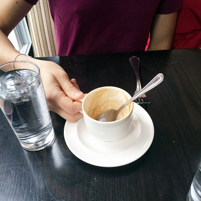 餐厅里的咖啡杯