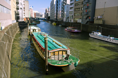 日本的船屋漂浮在河上