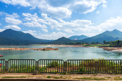 泰国罗伊省清汗坎胡德库急流的老挝山景。