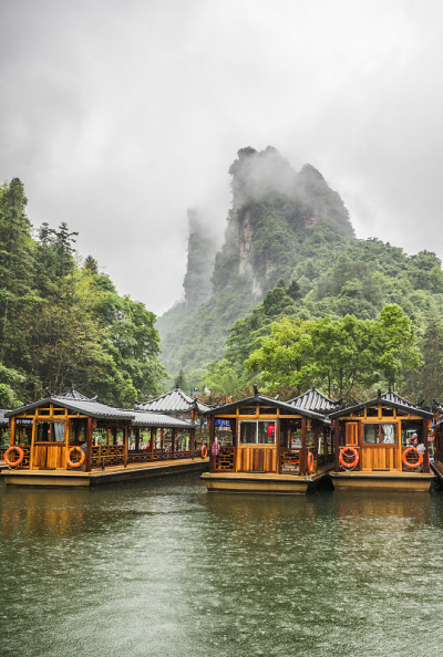宝峰湖游船在云雾缭绕的雨天在武陵源，张家界国家森林公园，中国，亚洲