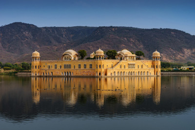 印度拉贾斯坦邦斋浦尔的水宫Jal Mahal。