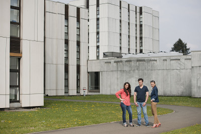 三个学生在大学前面