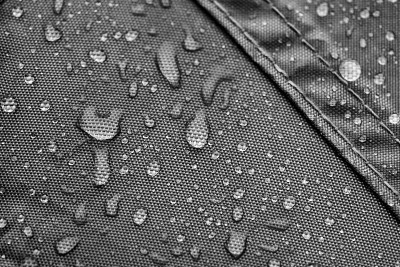 灰色的防雨帐篷，上面有雨滴