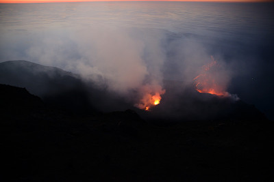 日落时分，意大利西西里岛的斯特隆博利火山壮观的喷发