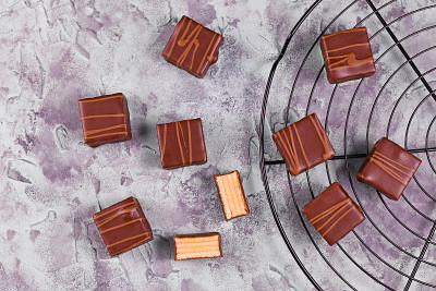 名为“Baumkuchen”的德国分层冬季果仁巧克力蛋糕