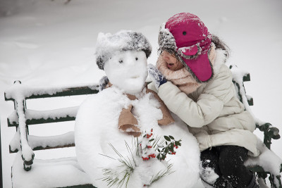 雪、雪人和小女孩的肖像