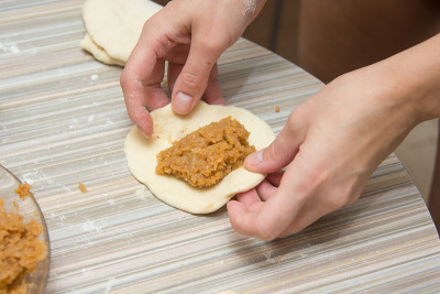 在采购饼馅时，盲女用手准备面点
