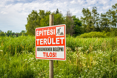 “Építési terület, Idegeneknek belépni tilos”——“施工区