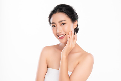 美丽的年轻亚洲女人与干净的新鲜的皮肤在白色的背景，面部护理，面部治疗，美容，美容和水疗，亚洲妇女肖像