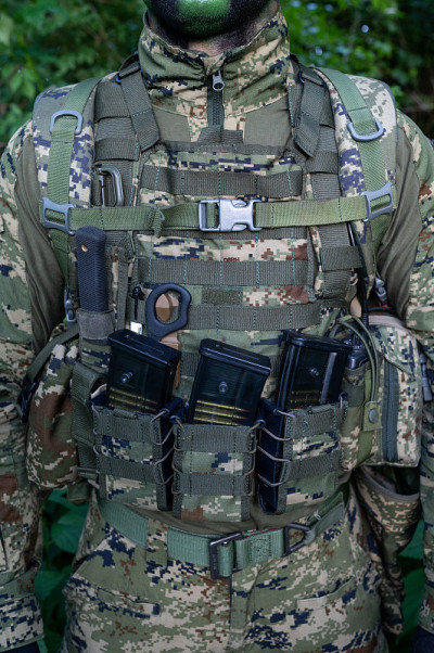 侦察部队士兵在森林伪装