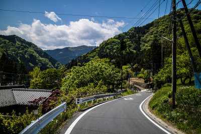 一条穿过日本秩父山脉的公路。