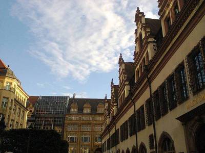 黄昏日落蓝天历史悠久的古镇建筑