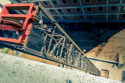 建筑电梯俯视图。在建筑工地用于提升重物的机械。建筑电梯安装在建筑外立面