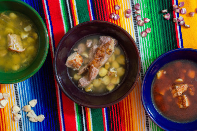 白色，绿色和红色的pozole。墨西哥猪肉和玉米粥炖肉