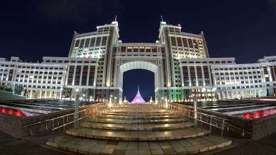 复杂的行政大楼夜间时间流逝。阿斯塔纳,哈萨克斯坦