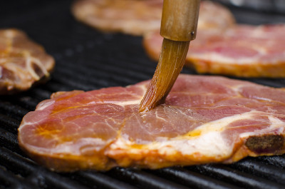 烤架上的生肉