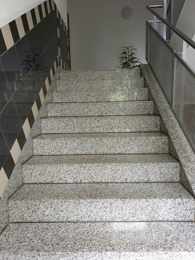 瓷砖和花岗岩的现代楼梯间走廊