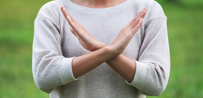 一个女人双手交叉做手势