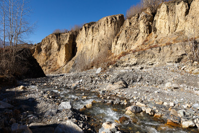 峡谷中有山涧溪流