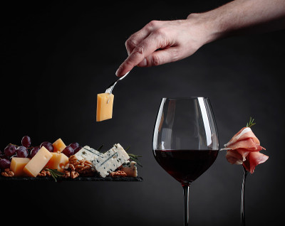 搭配各种奶酪、水果和意大利熏火腿的红酒。