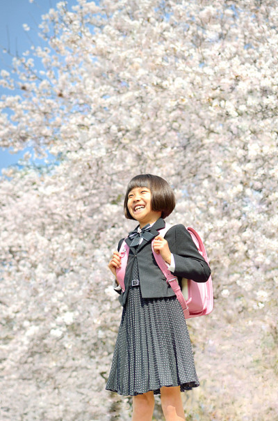 女孩和樱桃树