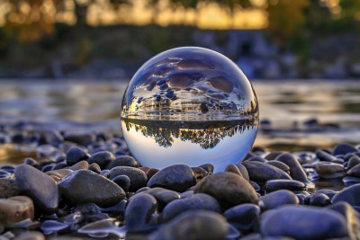 Lensball在岩石上