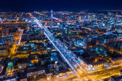 现代城市夜景鸟瞰图。夜晚街道上明亮的灯光。叶卡捷琳堡。俄罗斯