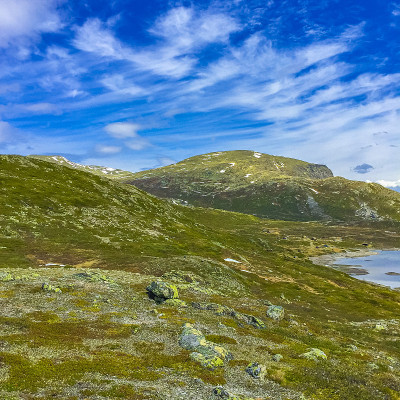 令人惊叹的瓦瓦滕湖全景，粗糙的景观，岩石，卵石和山脉在夏季挪威海姆塞达尔。