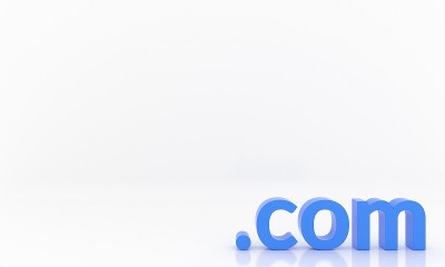 在白色背景上用等距3D字母写的“Dot Com”。域。互联网地址或网站概念。电脑钥匙